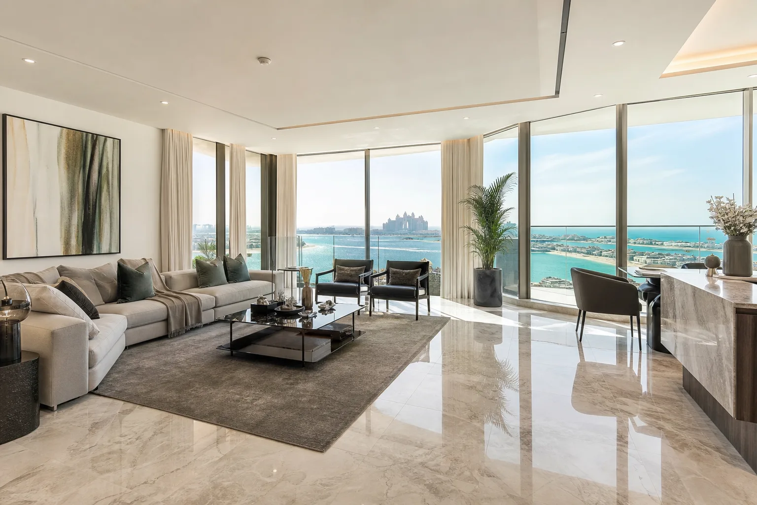 Interior luminoso de un apartamento de alta gama con ventanales que dan al mar y al paseo marítimo