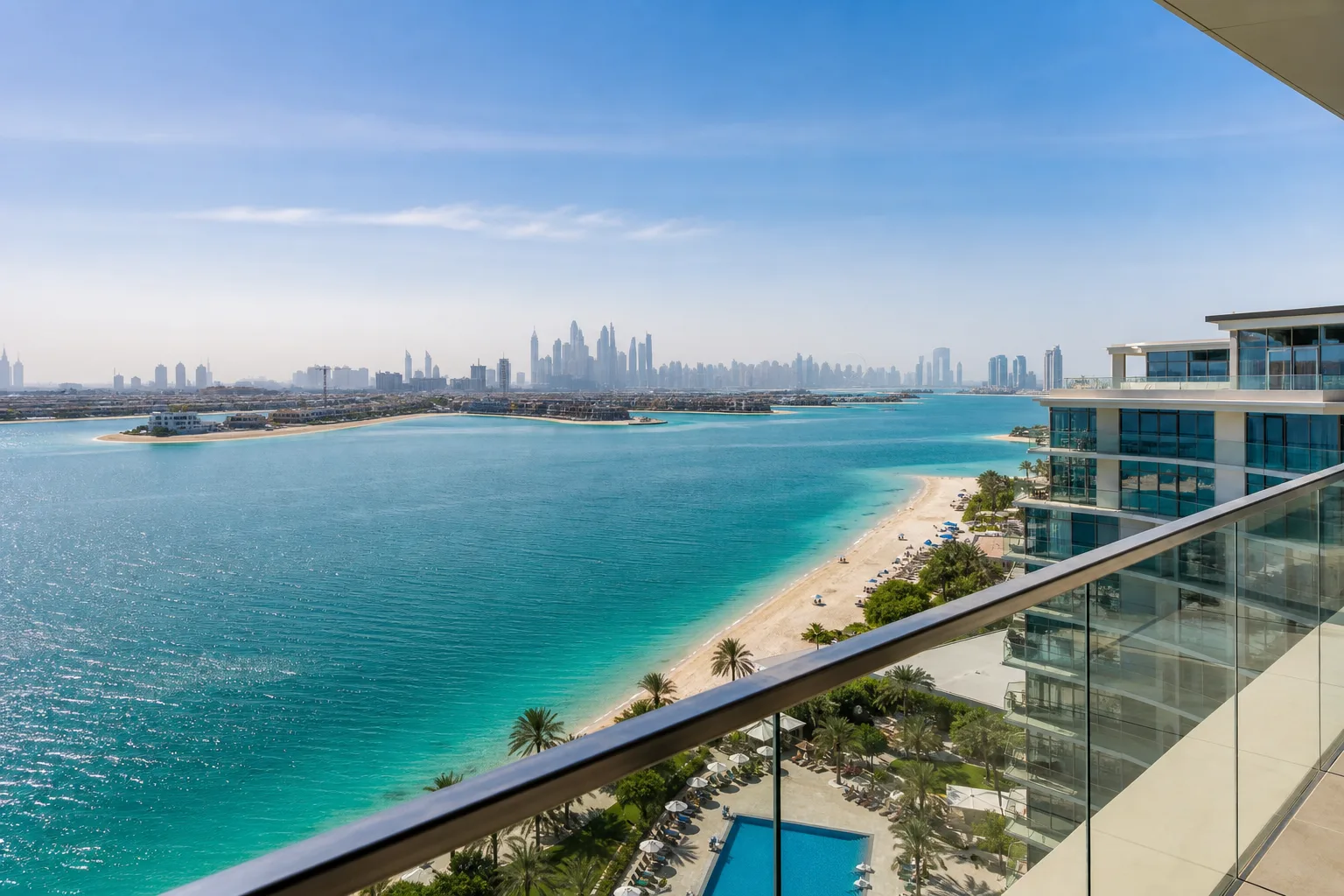 Vue de Palm Jumeirah depuis un balcon d'appartement avec plage et mer turquoise