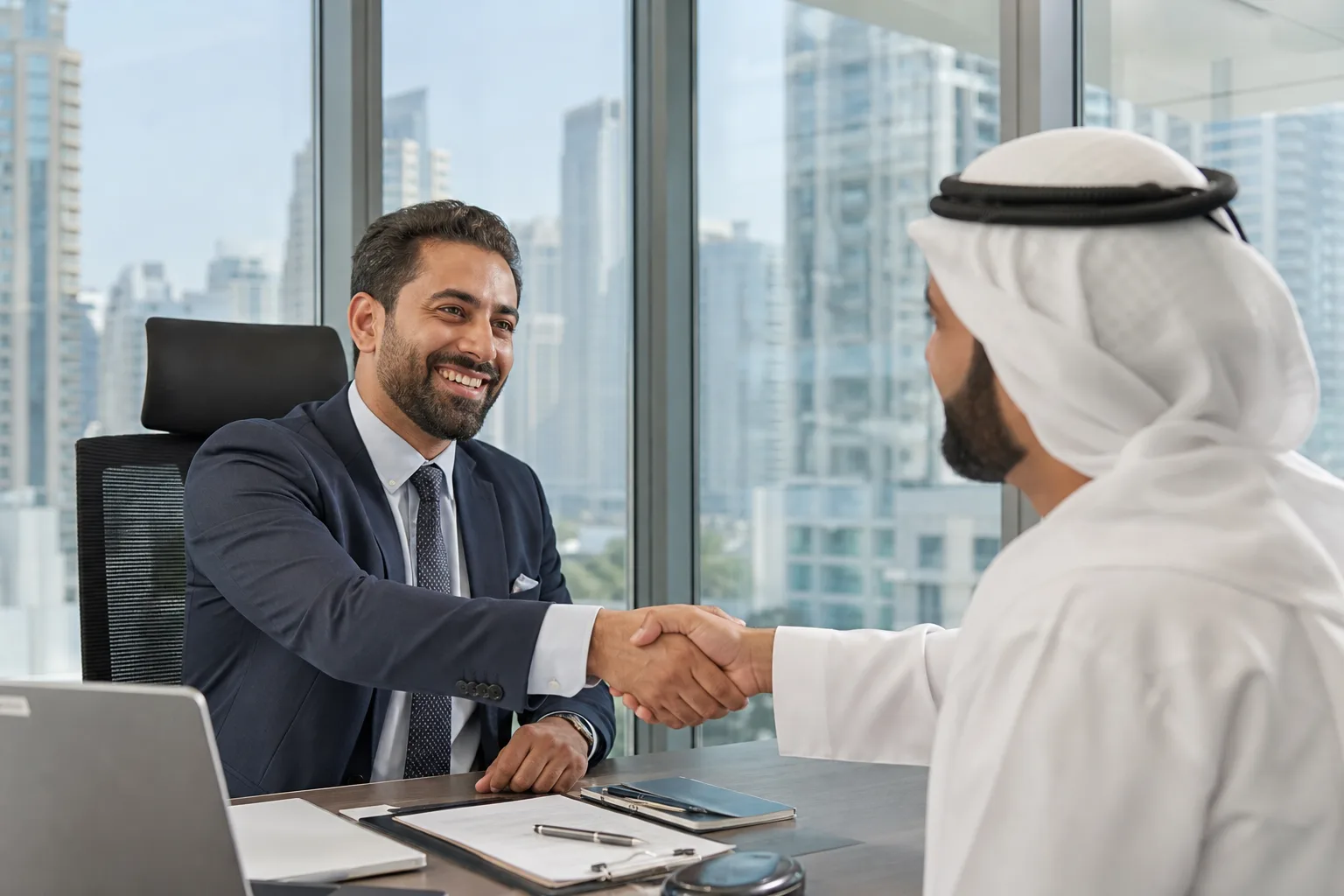 Poignée de main entre un conseiller et un client dans une agence bancaire moderne à Dubaï