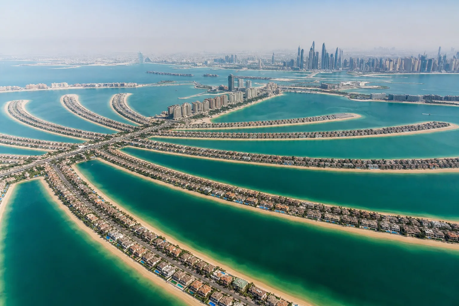 Vista aérea de las islas artificiales de Palm Jumeirah bordeadas de villas residenciales