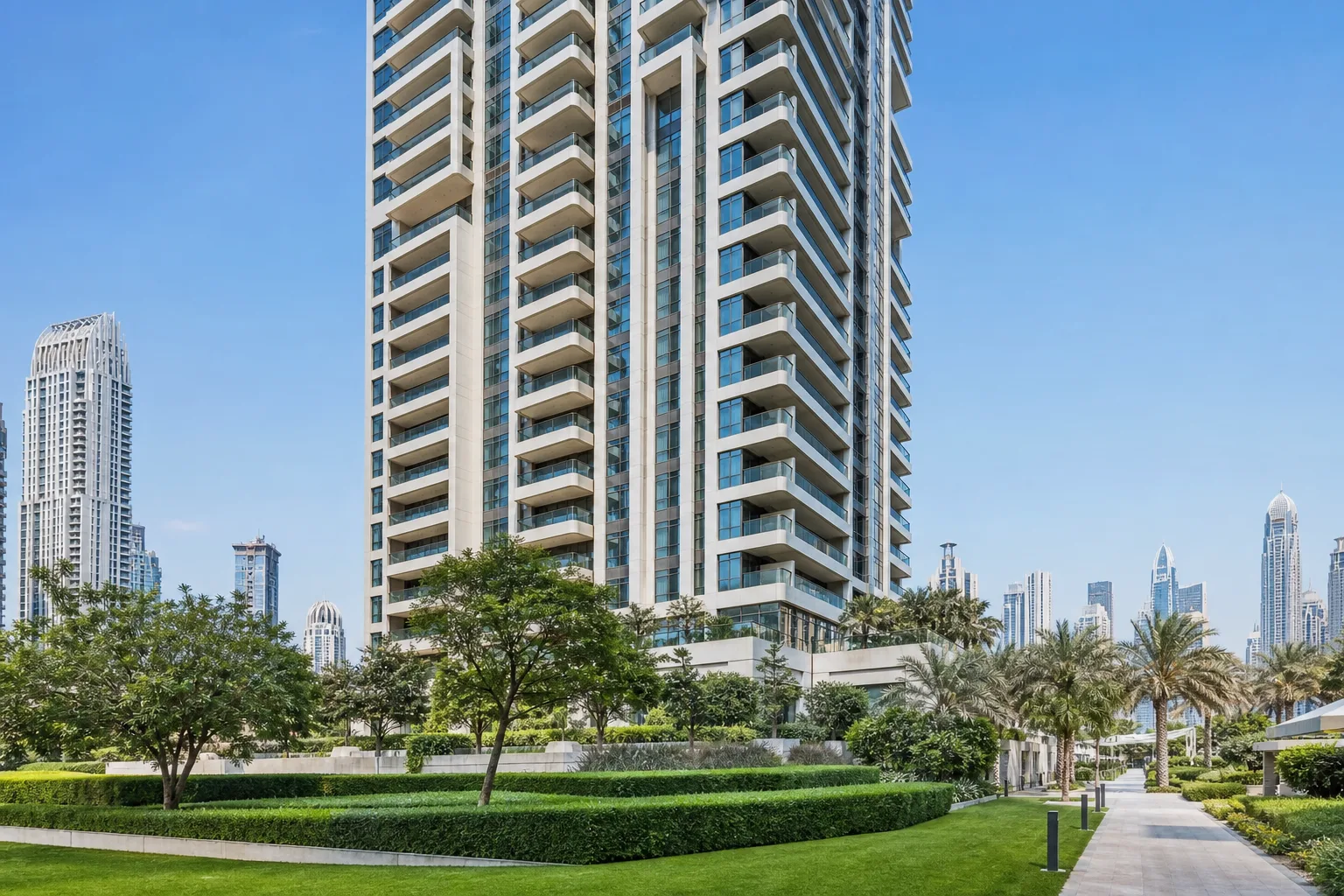 Tour résidentielle achevée et haut de gamme à Dubaï avec balcons soignés et jardins paysagers au pied de l'immeuble
