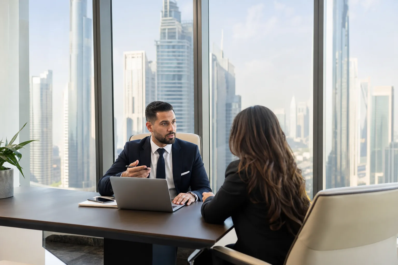 Bureau élégant avec vue sur les gratte-ciel de Dubaï où un conseiller échange avec un client