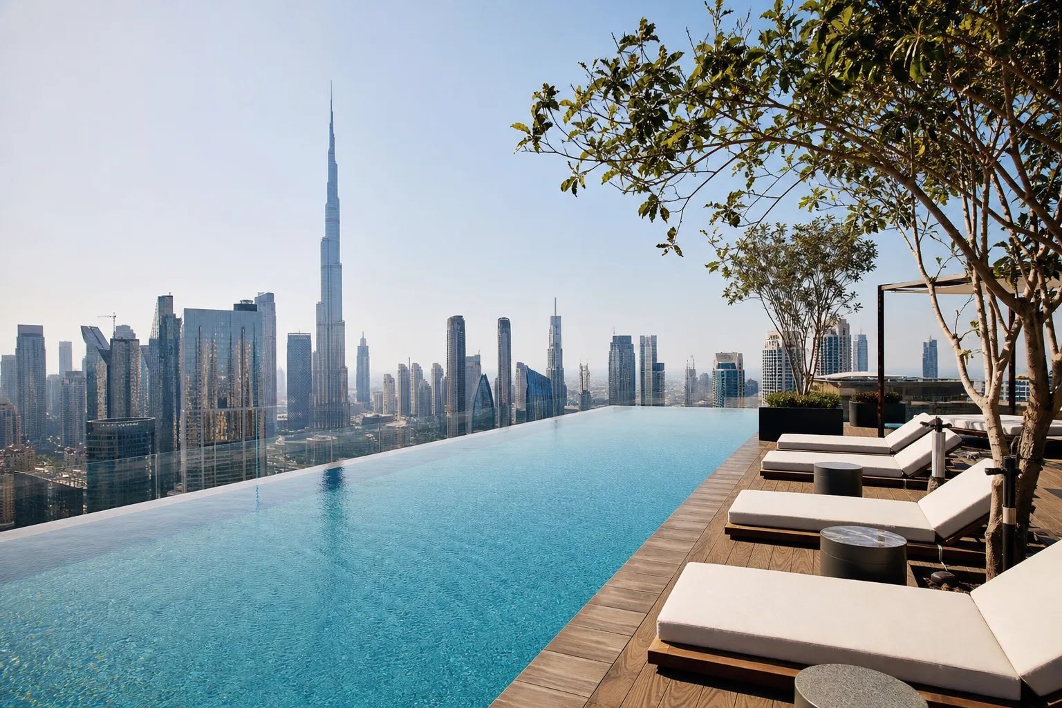 Piscine à débordement et espace détente sur le toit d'une résidence de Dubaï avec vue sur la ville