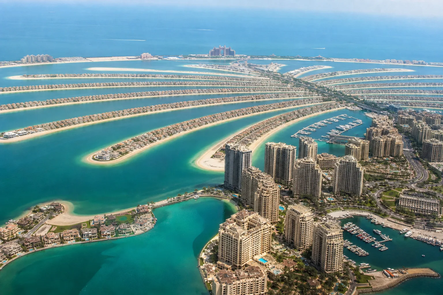 Вид с воздуха на Palm Jumeirah с прибрежными виллами и жилыми башнями в Дубае