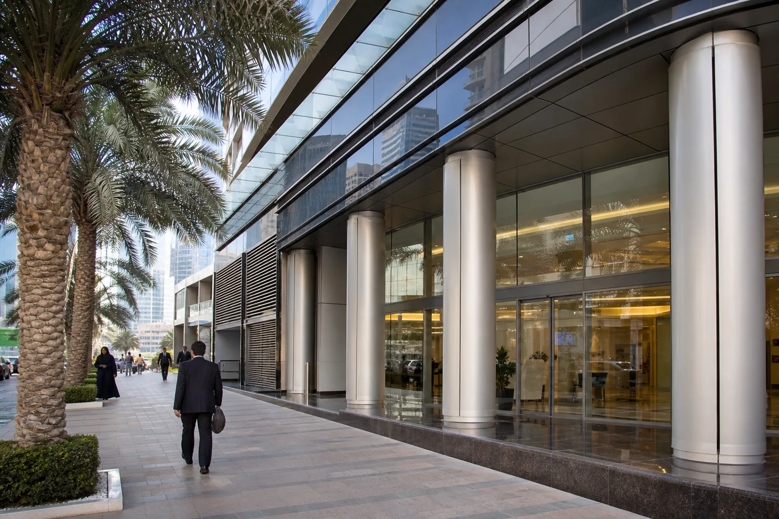 Façade moderne d'une agence bancaire dans un quartier d'affaires de Dubaï