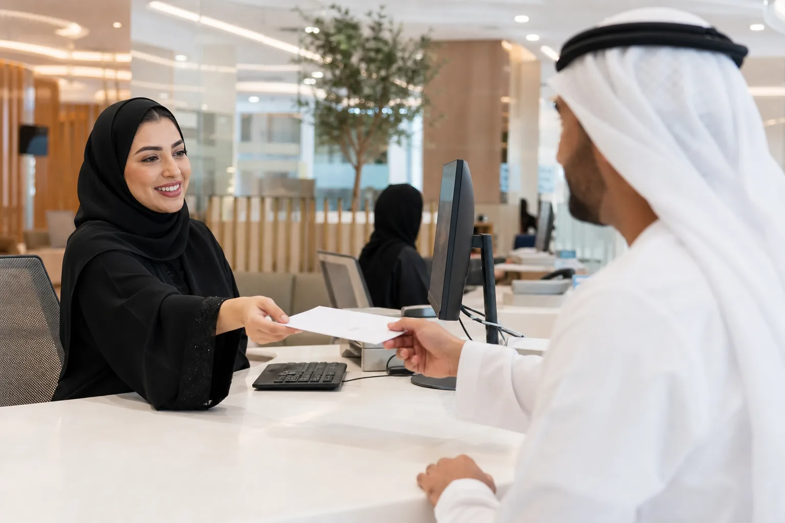Guichet d'un centre administratif officiel à Dubaï où un agent remet un document à un client au comptoir
